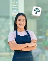 Jeune femme devant son commerce
