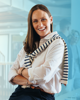 Visuel d'une femme assise sur un bureau dans un environnement de travail