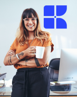 Jeune femme professionnelle tenant une tasse de café