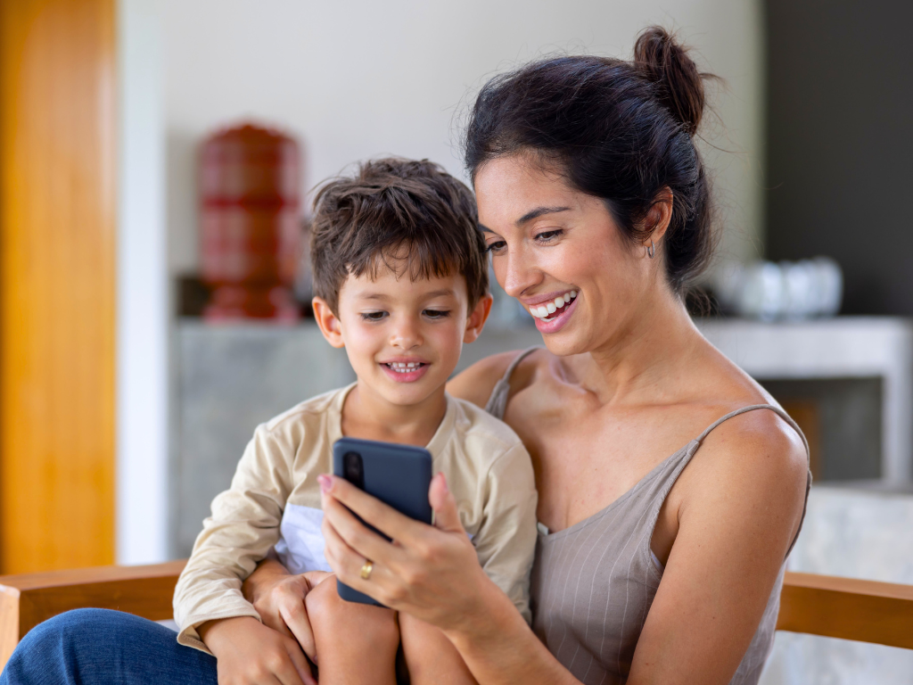 Une femme et son enfant