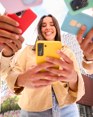 Groupe d'amis avec leurs téléphones