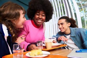 Étudiants qui sourient à la cantine