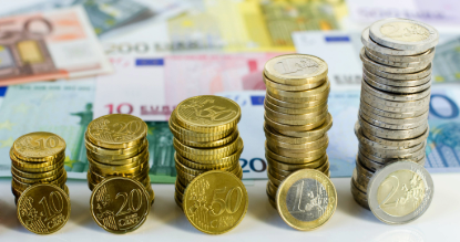 Billets et pièces de monnaies empilées