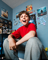 Jeune garçon de bonne humeur