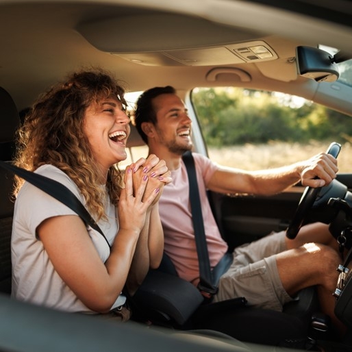 Couple au volant d'une voiture