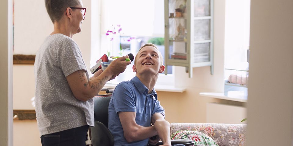 Aidants d'un jeune homme en fauteuil roulant