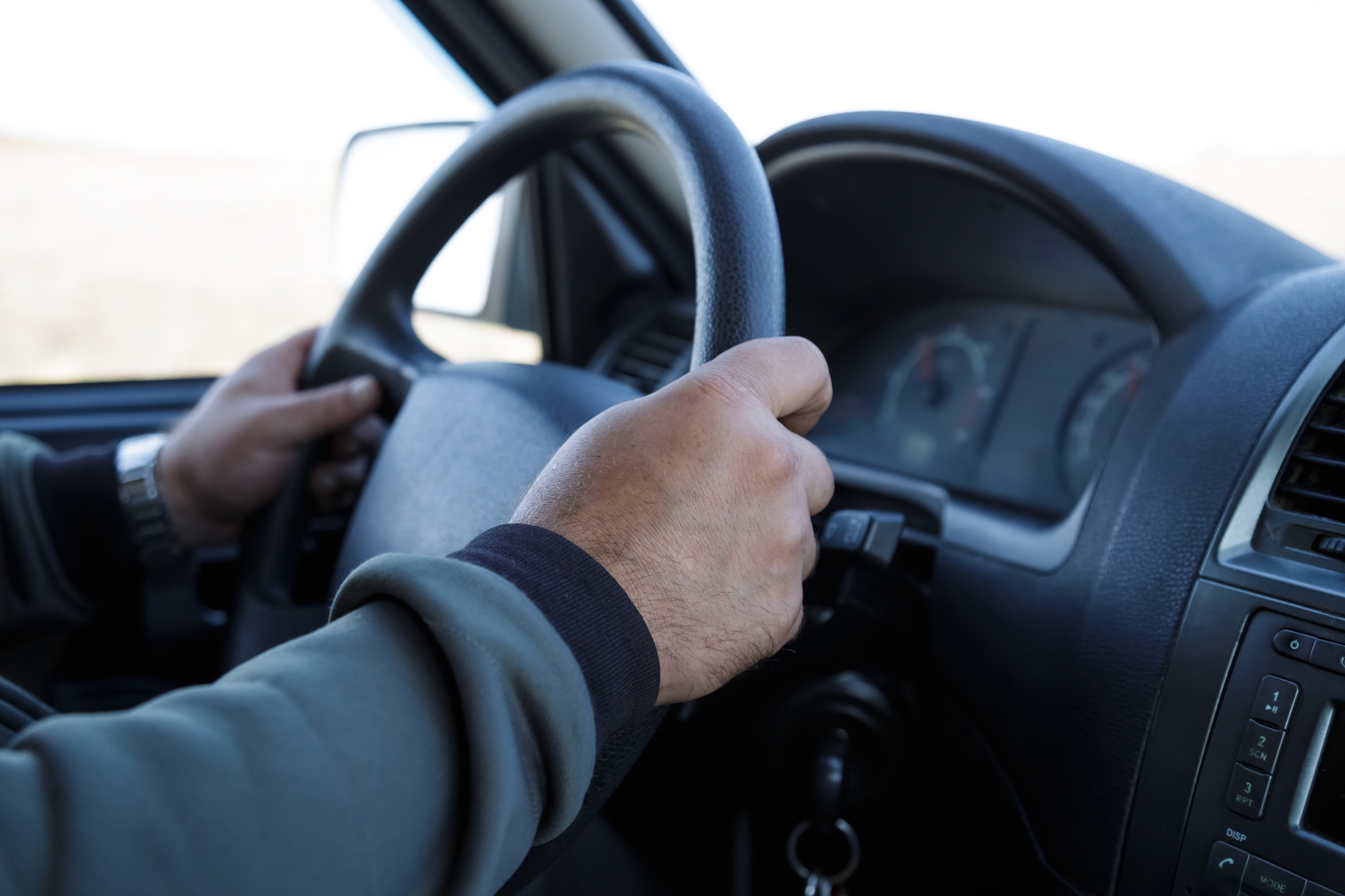 2 femmes dans une voiture avec la mention 2 mois de cotisations offerts pour toute souscription à une assurance auto 